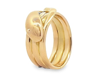 Antik viktoriansk ring i 18 karat guld med bred orm. Engelsk, cirka 1880.