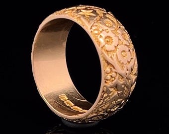 Superb Antique Heavy 18ct Hand Engraved Wedding Band or Ring. Birmingham 1908.