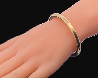 Quality Vintage 18ct Gold Plain Oval Section Hinged Bangle. Plain Oval Design Bange. Italian Circa 1980's. 20.9g