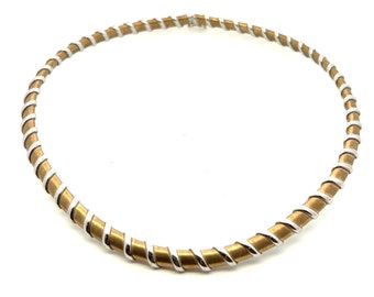 Vintage gemarkeerde 9 kt wit- en geelgouden kraagketting. Stijf, jaren 90