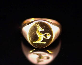 Antique 18ct Gold Seal Engraved Signet Ring. Hamilton Family Crest English Hallmarked 1922.