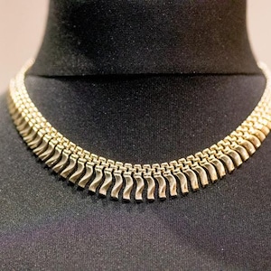 Collarín antiguo de oro de 9 quilates estilo Cleopatra o con flecos. Analizado en 1991.