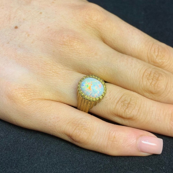 Vintage Opal 18ct Gold Ring.   Super Retro 1970's.   Very 'Andrew Grima'.   Hallmarked 1971.   8.8 grams!