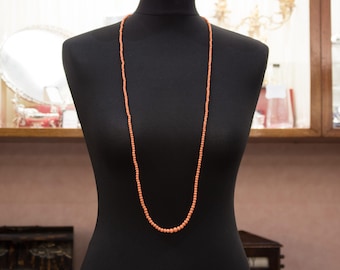 Långt rad antikt halsband med graderade korallpärlor, cirka 1900. 101 cm! Flapperlängd.