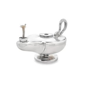 Può includere: Una lampada a olio d'argento con un manico a forma di serpente. La lampada ha una base rotonda e uno stoppino.