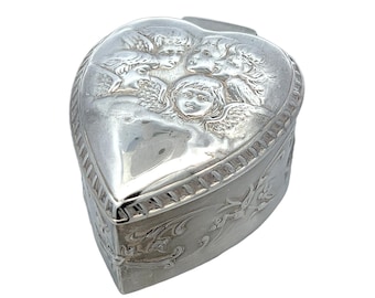 Antiek Victoriaans sterlingzilver cherubijn hartvorm sieradendoosje van Henry Matthews. Birmingham 1898. Zwaarder en beter dan de meeste die we zien.