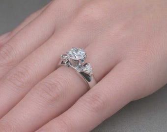 Harrods 1.01ct feiner runder brillanter Diamantring mit Trillion geschliffenen Schultern - 18 Karat Weißgold