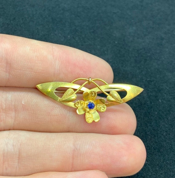 アンティークサファイア15カラットゴールドフローラルバーブローチ