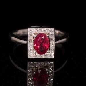 Anillo de oro de 18 quilates con rubí y diamantes. Diamantes talla princesa. Calidad excepcional. De segunda mano.