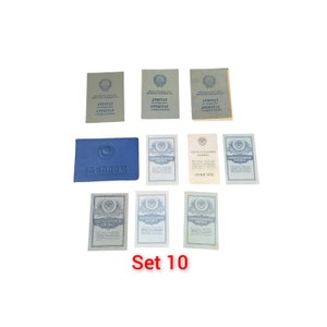 Op de afbeelding: Een verzameling vintage documenten, waaronder certificaten en een blauwe diploma-etui. De documenten zijn in verschillende formaten en bevatten Cyrillische tekst en emblemen. De set is gelabeld met "Set 10" in rode tekst.