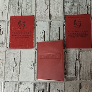 Definir ingressos do Komsomol da URSS para um homem e uma mulher. Bilhete original soviético do Komsomol de 1988, 1975 e 1985 Documento antigo Documento soviético