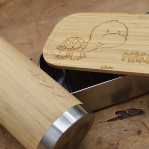 Customizable lunch box made of tinplate and bamboo