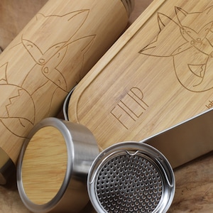 Customizable lunch box made of tinplate and bamboo