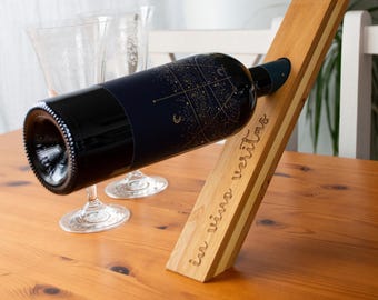 Portabotellas de madera artesanal con la inscripción "In Vino Veritas" | Idea original para regalar vino | Decoración rústica para cocina y bar