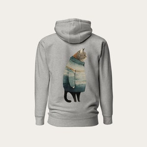 Könnte beinhalten: Ein grauer Hoodie mit einem Aufdruck eines Katers, der einen blau-weiß gestreiften Pullover trägt. Der Kater schaut über seine Schulter.