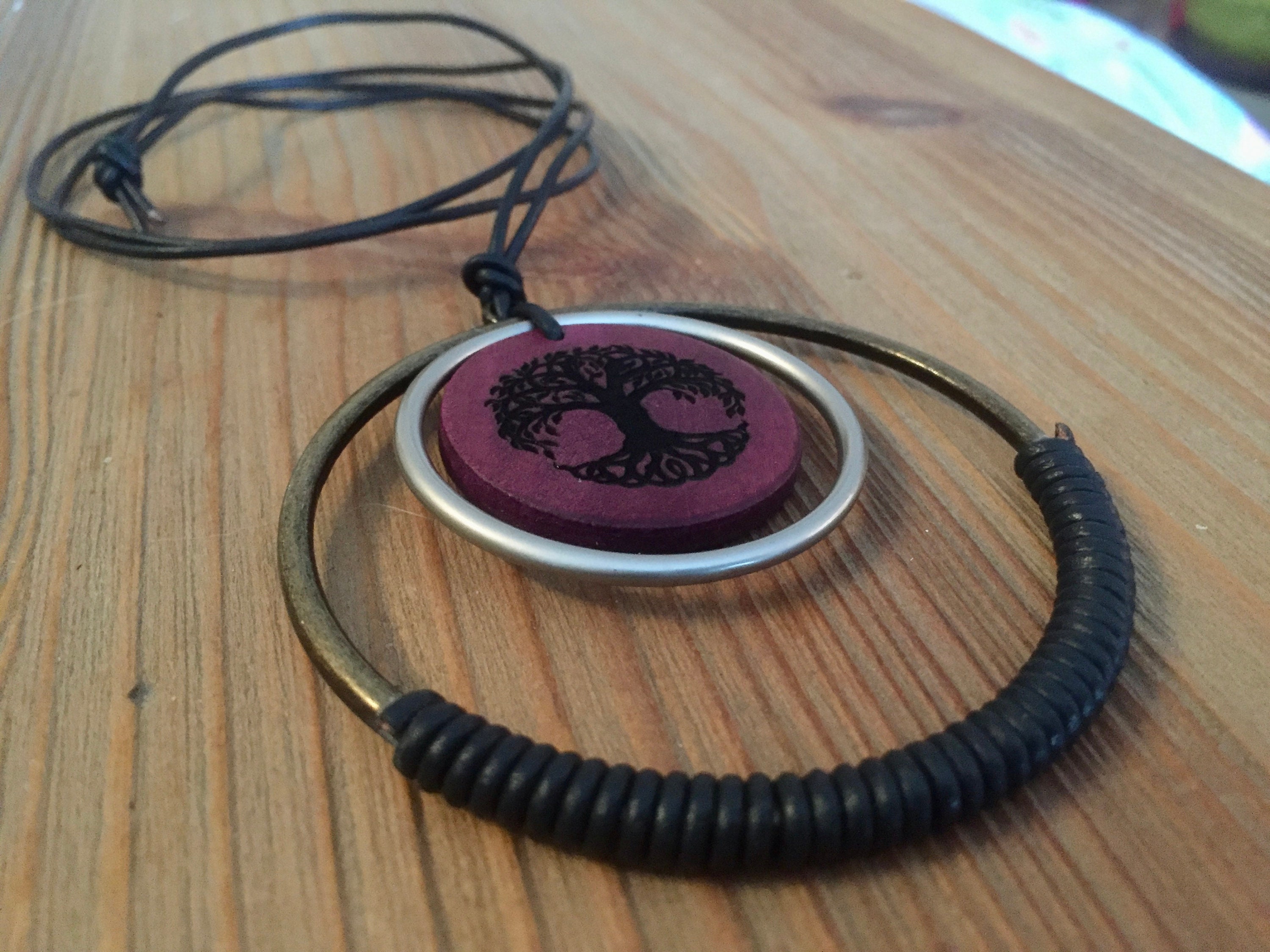 Collier Personnalisable Spirituel Rond en Bois et Métal Arbre de Vie Violet