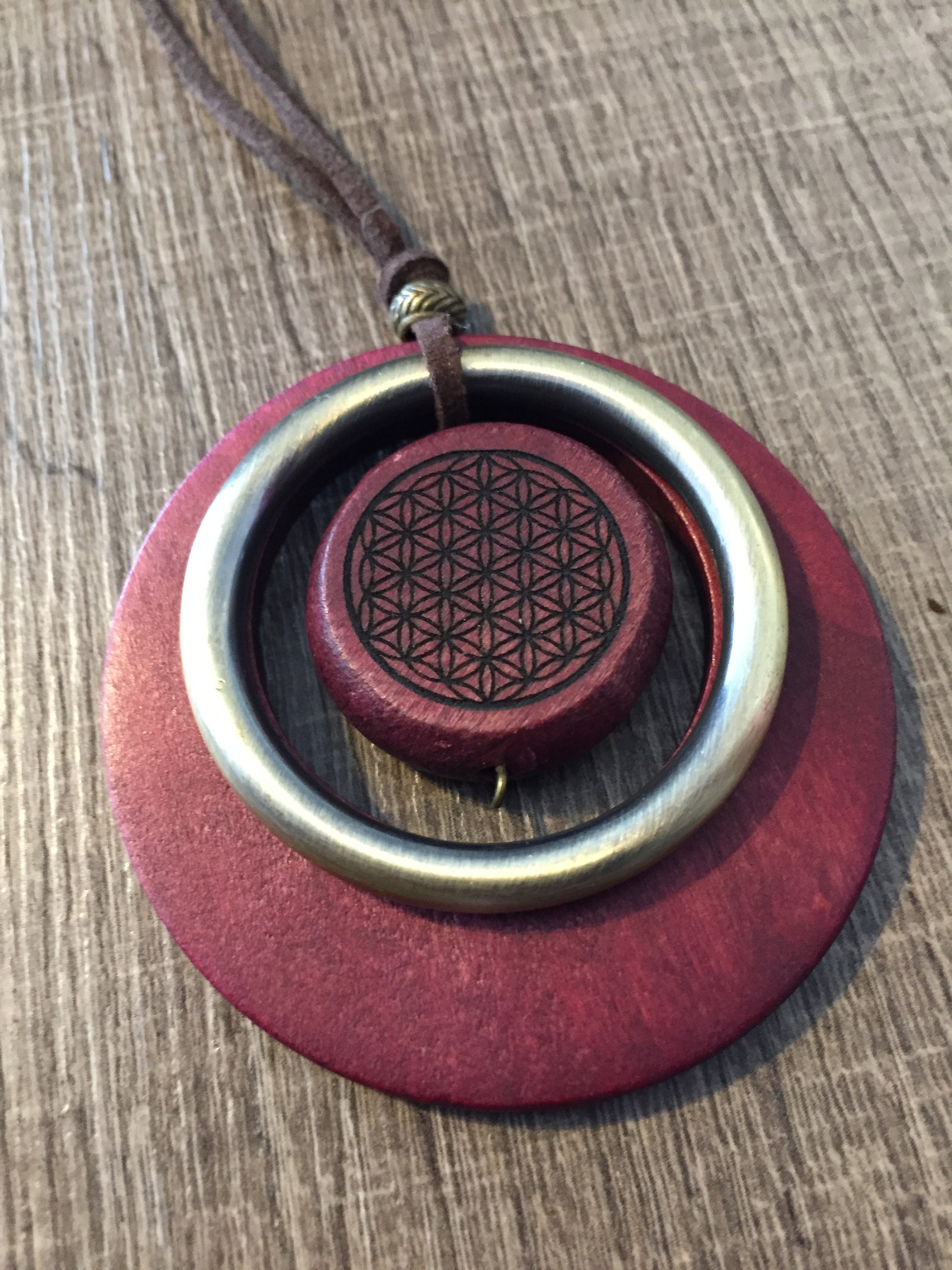 Collier Personnalisable Spirituel Rond en Bois et Métal Fleur de Vie Rouge