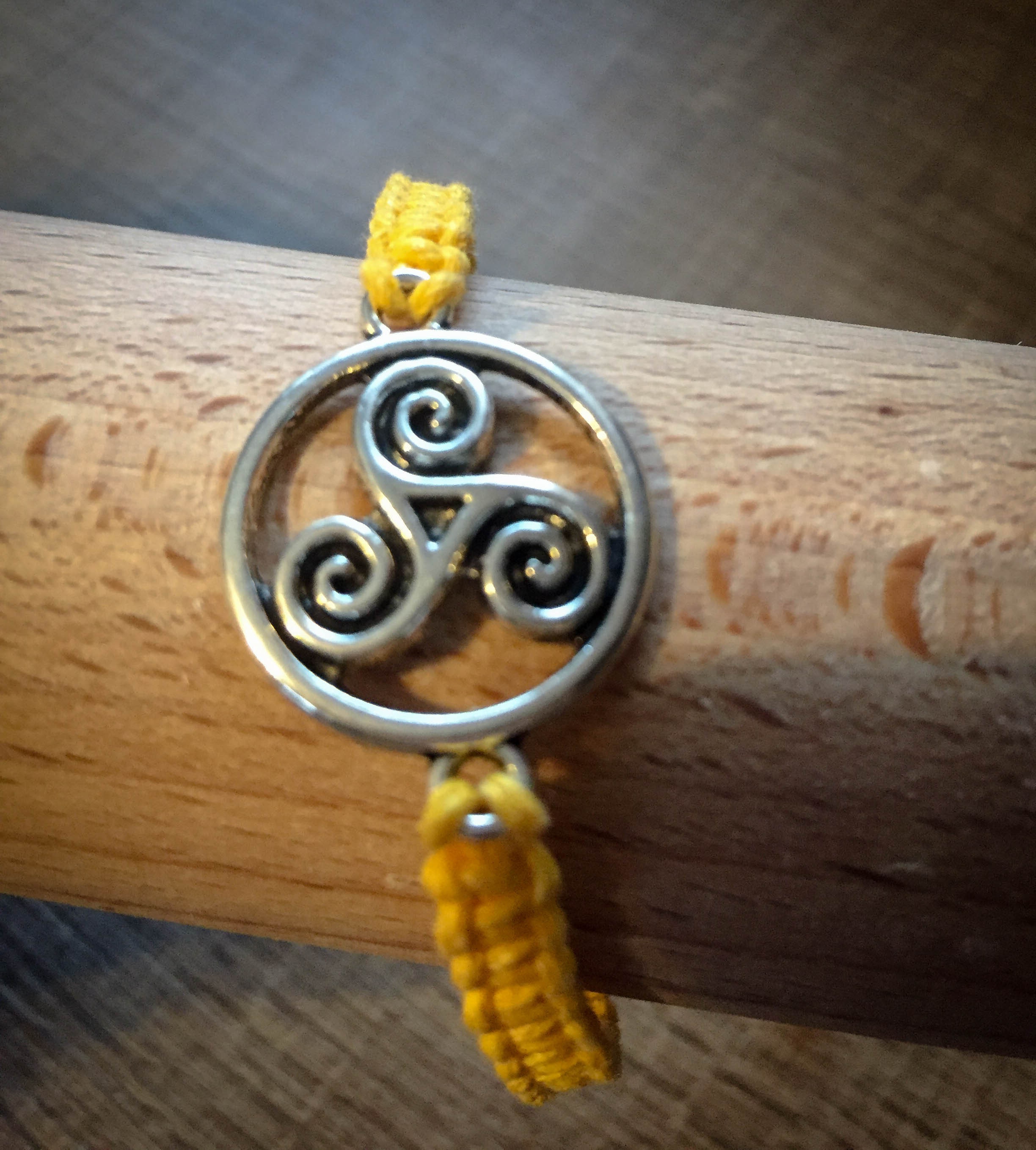 Bracelet Macramé Spirituel en Coton et Métal Triskel Personnalisable