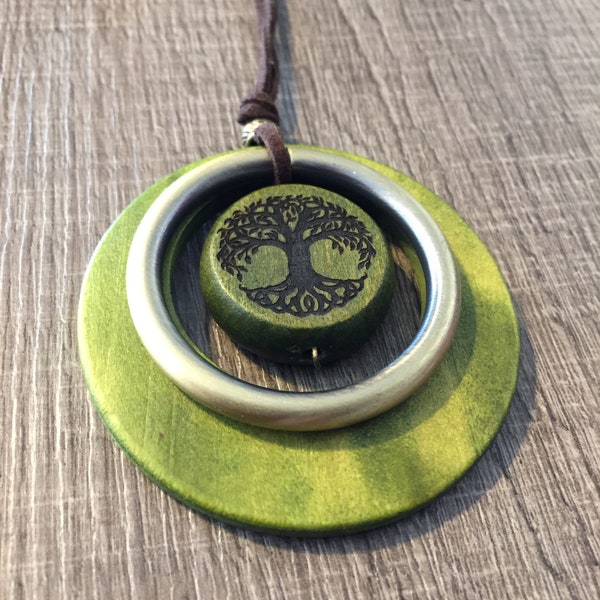 Collier rond en bois et métal "arbre de vie" vert personnalisable.