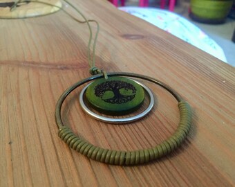 Blueable spiritual necklace round in wood and metal green tree of life