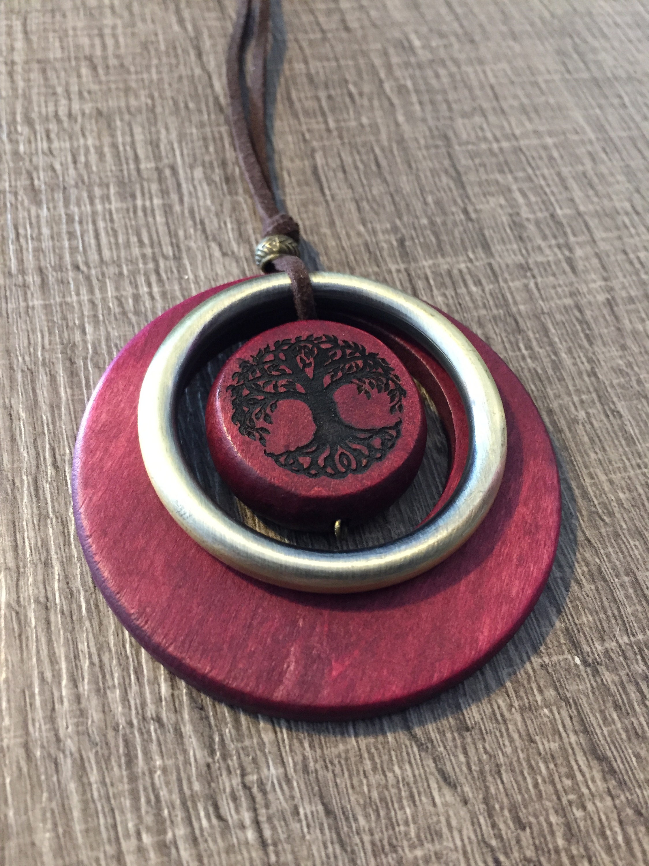 Collier Personnalisable Spirituel Rond en Bois et Métal Arbre de Vie Rouge