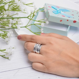 Anillo giratorio floral, joyería antiestrés chapada en plata de ley oxidada, anillos unisex para aliviar la ansiedad.
