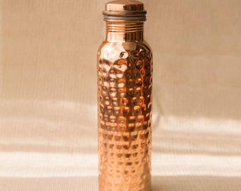 アーユルヴェーダ 100%純銅製ウォーターカップセット – ボトル、グラス、水差し | 槌目加工の環境に優しい水分補給セット、手作りのウェルネスギフトに最適