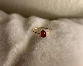Anello con corniola, anelli con pietre preziose di corniola, anello con piccola pietra ovale, anello impilabile minimalista placcato in oro, anello solitario delicato per lei