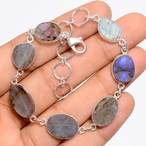 Armband labradoriet, iriserende ovale edelsteenarmband, handgemaakte verzilverde boho etnische sieraden, minimalistisch statement-polsbandje