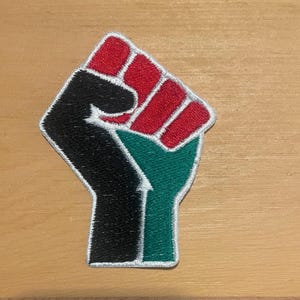 Black Fist patch opstrijken of naaien/