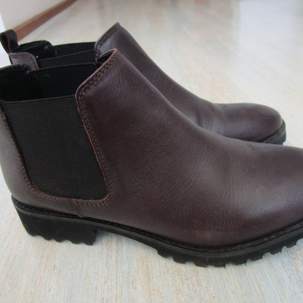 Brown leather Chelsea boots