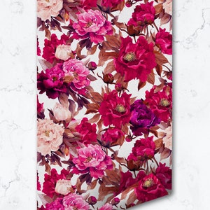 K&ouml;nnte beinhalten: Ein nahtloses Muster mit rosa, roten und violetten Pfingstrosen mit braunen Bl&auml;ttern auf wei&szlig;em Hintergrund.