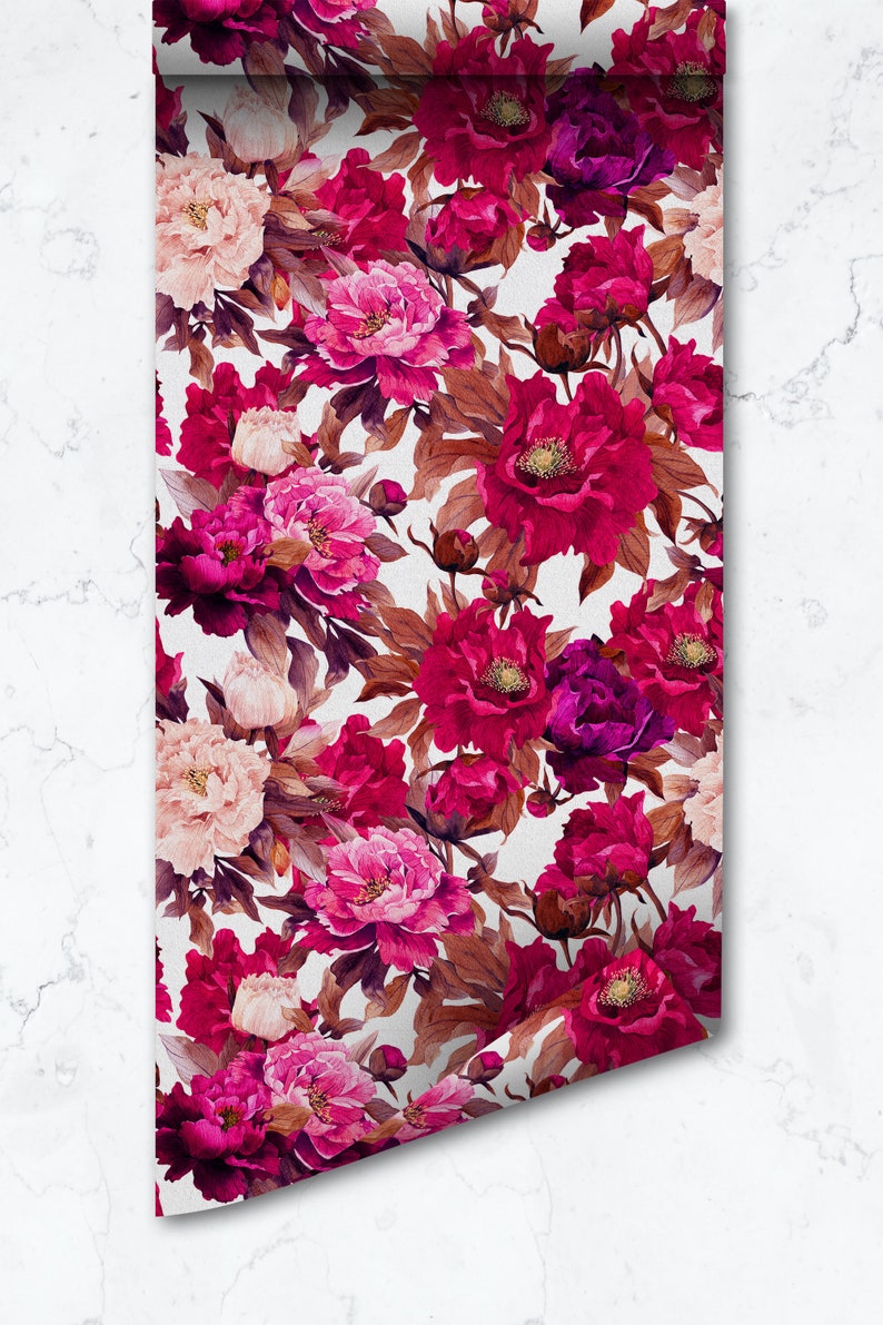 K&ouml;nnte beinhalten: Ein nahtloses Muster mit rosa, roten und violetten Pfingstrosen mit braunen Bl&auml;ttern auf wei&szlig;em Hintergrund.