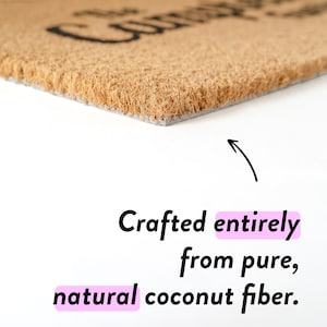 Puede incluir: Primer plano de una alfombra de coco marr&oacute;n con el texto "Welcome" en letras negras. La alfombra est&aacute; hecha completamente de fibra de coco natural y pura.