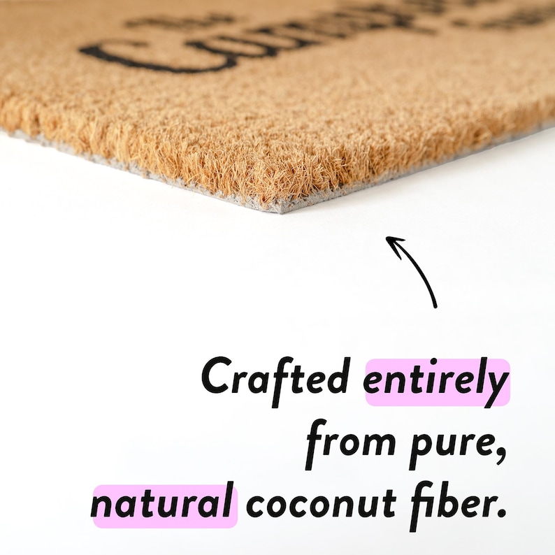 Puede incluir: Primer plano de una alfombra de coco marr&oacute;n con el texto "Welcome" en letras negras. La alfombra est&aacute; hecha completamente de fibra de coco natural y pura.