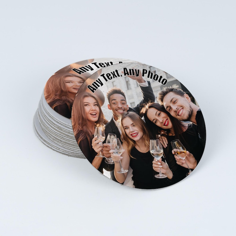 Peut inclure: Une pile de dessous de verre circulaires pr&eacute;sentant une photographie imprim&eacute;e d'un groupe de quatre personnes souriantes tenant des verres &agrave; vin. Le texte Any Text, Any Photo est imprim&eacute; en noir sur le dessus. Les dessous de verre ont un bord gris clair.