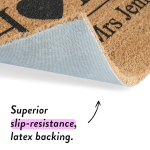 Puede incluir: Una alfombra de coco marr&oacute;n con el texto "I love you" y un coraz&oacute;n negro. La alfombra tiene un respaldo de l&aacute;tex azul claro y el texto "Mrs. Jen" est&aacute; impreso en el lado derecho.