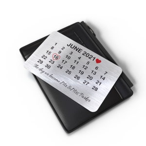 Puede incluir: Un llavero de metal plateado con un calendario para junio de 2021. El n&uacute;mero 16 est&aacute; resaltado con un coraz&oacute;n rojo. El texto "The day we became Mr & Mrs Parker" est&aacute; grabado debajo del calendario.