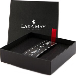 Underlägg i kolsvart läder, tillverkade i Storbritannien från Lara May. Perfekt present - Gratis presentask.
