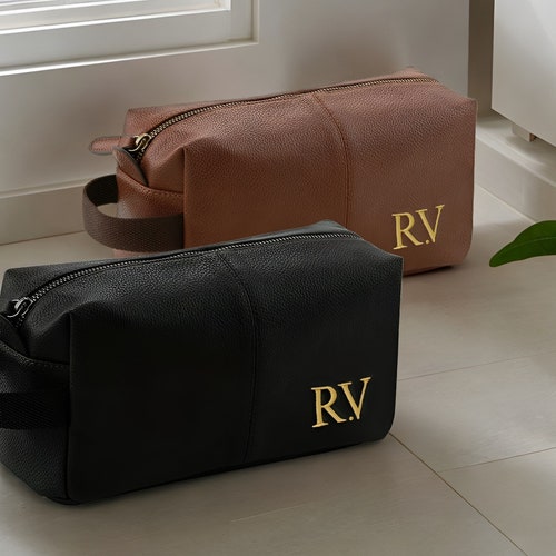 Personalised Men’s Wash Bag – Black Leather Toiletry Bag with Monogram or Initials – Travel Grooming Gift for Him, Dad, Husband, Groomsmen