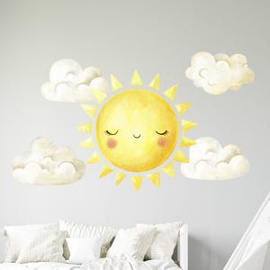 Adesivi murali con sole e nuvole gonfie. Adesivi per cameretta con sole. Decorazioni per camerette. Adesivi murali con nuvole. Adesivi murali con sole. Adesivi sopra il letto per bambini ds135