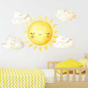 太陽とふわふわの雲のウォールデカール。太陽の保育園ステッカー。女の子の部屋の装飾。雲のウォールデカール。太陽の壁画。子供用ベッド上のデカール ds135