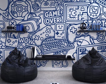 Puede incluir: Una habitación con dos pufs negros y una pared blanca cubierta con un patrón de líneas azules de consolas de juegos, mandos, teclados y texto que incluye "GAME OVER", "bonus", "START", "wow", "1ST" y "01:23".