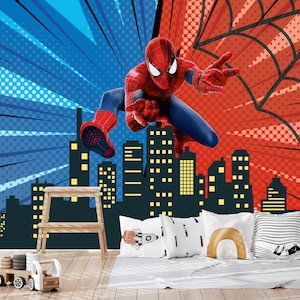 Puede incluir: Un superh&eacute;roe rojo y azul, Spiderman, est&aacute; volando por el aire sobre una ciudad. El fondo es de estilo c&oacute;mic con colores rojo y azul y una telara&ntilde;a.