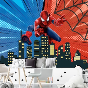 Puede incluir: Un fondo de estilo c&oacute;mic rojo y azul con un superh&eacute;roe con un traje rojo y azul de pie frente a una ciudad. El superh&eacute;roe sostiene un lanzador de telara&ntilde;as en una mano y tiene una telara&ntilde;a saliendo de la otra mano. El fondo est&aacute; lleno de puntos y l&iacute;neas.