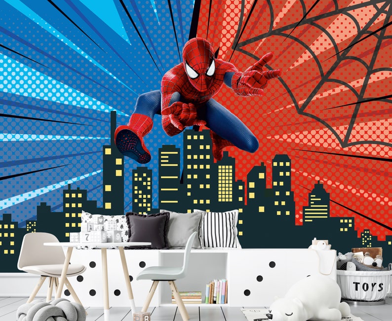 Puede incluir: Un fondo de estilo c&oacute;mic rojo y azul con un superh&eacute;roe con un traje rojo y azul de pie frente a una ciudad. El superh&eacute;roe sostiene un lanzador de telara&ntilde;as en una mano y tiene una telara&ntilde;a saliendo de la otra mano. El fondo est&aacute; lleno de puntos y l&iacute;neas.