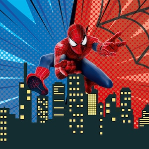 Puede incluir: Un superh&eacute;roe rojo y azul, Spiderman, est&aacute; volando por el aire frente a un horizonte de ciudad. El fondo es un patr&oacute;n de estilo c&oacute;mic rojo y azul con una telara&ntilde;a.