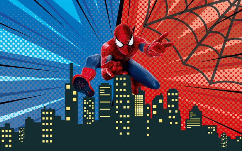 Puede incluir: Un superh&eacute;roe rojo y azul, Spiderman, est&aacute; volando por el aire frente a un horizonte de ciudad. El fondo es un patr&oacute;n de estilo c&oacute;mic rojo y azul con una telara&ntilde;a.