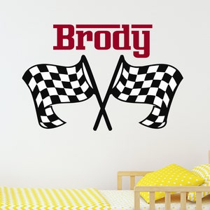 Naklejka z imieniem dla chłopców Checkered Flags na łóżko. Spersonalizowane imię dla pokoju dziecięcego. Naklejka do pokoju dziecięcego z motywem wyścigowym. Naklejka z motywem wyścigowym fs64
