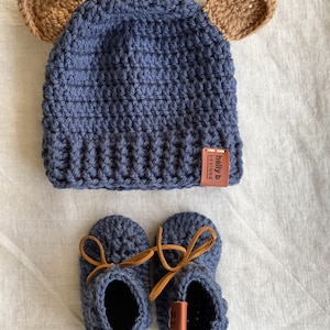 Caixa de gorro e botinhas com orelhas de urso: Lindo conjunto de gorro com orelhas de urso e botinhas com pompom.